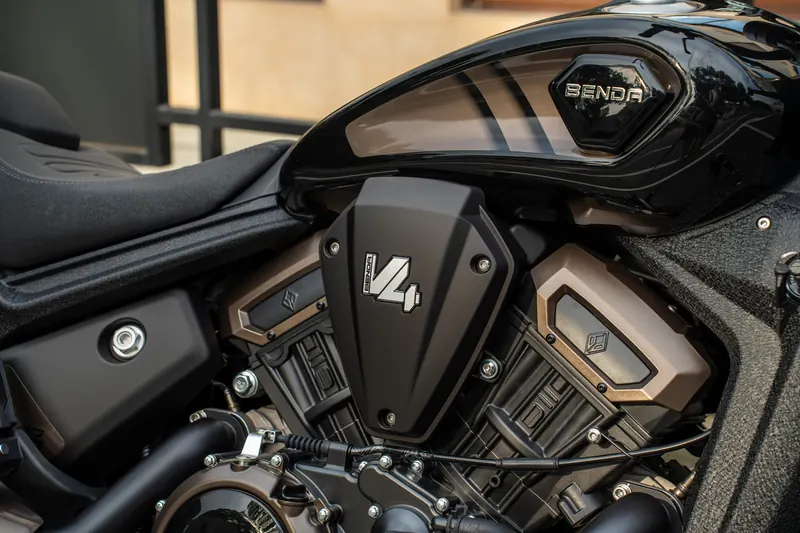Dettaglio del serbatoio e del motore V4 della Benda DarkFlag 500 Commander