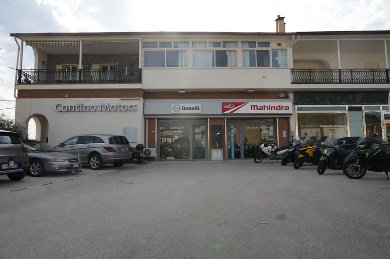 La facciata del salone in Viale Leonardo Sciascia con le insegne Benelli e Mahindra