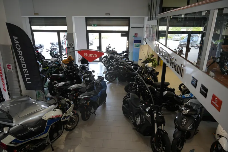 Il salone visto dall'alto, con le moto in fila e l'insegna Contino Veicoli