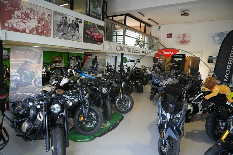 Moto esposte nel salone vicino al banner Morbidelli